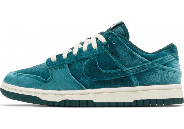 Кроссовки Nike Wmns Dunk Low Green Velvet